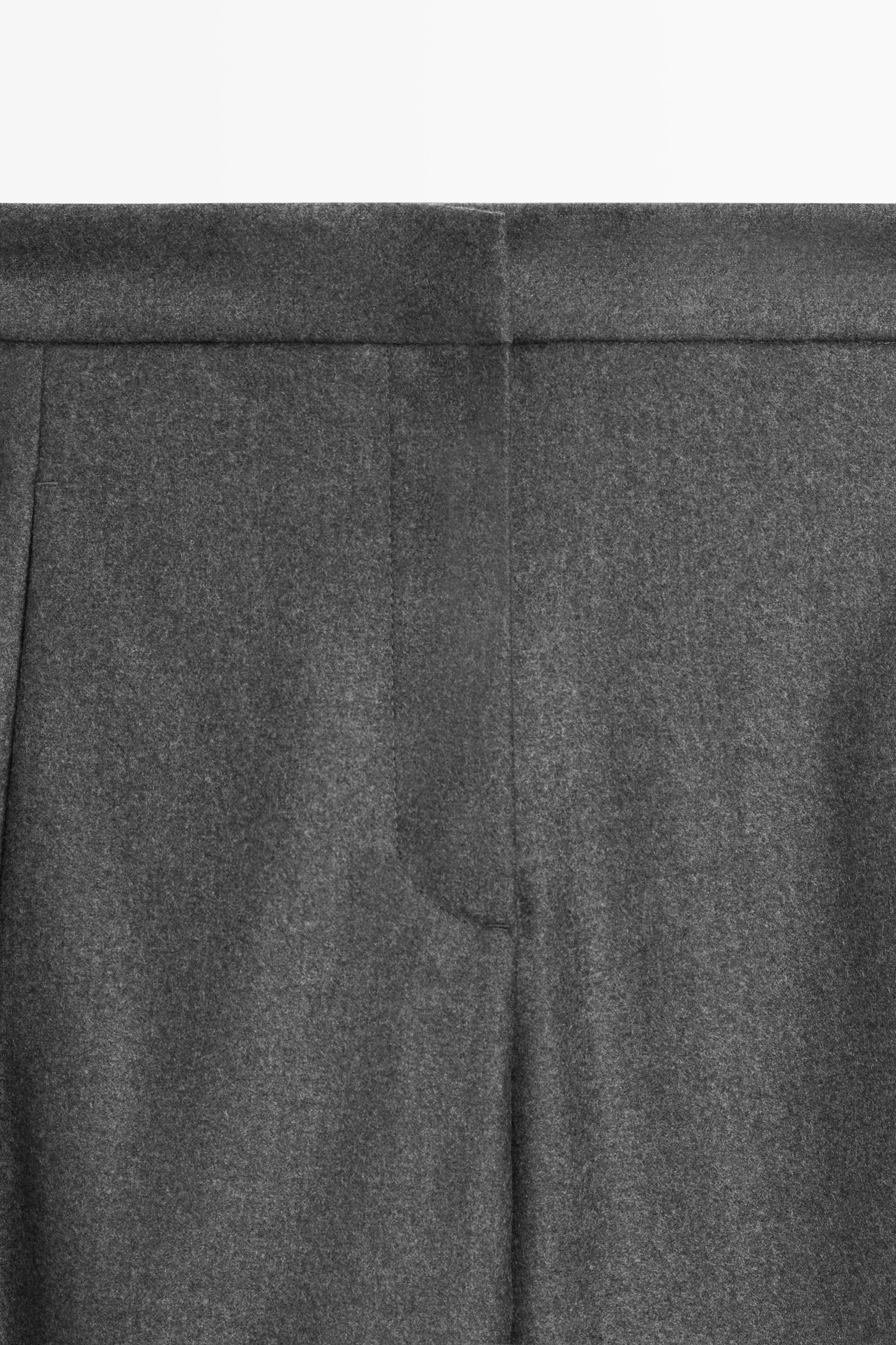 Pantalon 100 % laine détail bouton bas